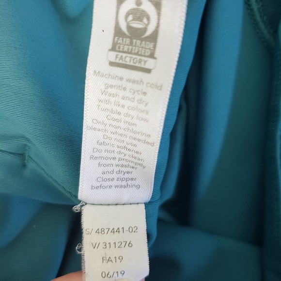 Athleta Size M‎ Lighting Capri Leggings Stash Pockets Mesh Reflective Strip Teal - Picture 12 of 12